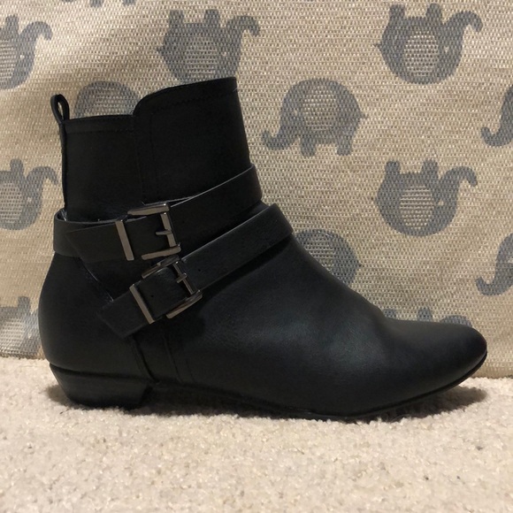 Shoes - Small heeled boot